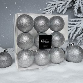 Ezüst glitteres karácsonyi gömb szett 9 darabos, hóeséses háttérrel.