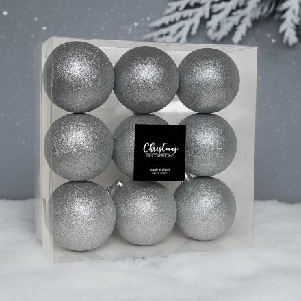 Ezüst glitteres karácsonyi gömb szett 9 darabos, hóeséses háttérrel.