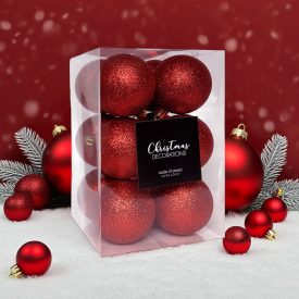 Piros glitteres karácsonyi gömb szett 12 darabos kiszerelésben, havas háttérrel.