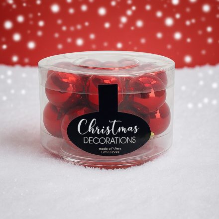 Piros üveg karácsonyi gömb szett havas háttérben, arany gömbökkel kiegészítve (16×3 cm).