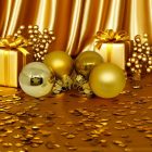 Négy darab aranyszínű fényes és matt üveg karácsonyi gömb arany ajándékdobozok között (3 cm).