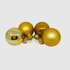 Fényes és matt aranyszínű üveggömbök közelről, fehér háttérrel (3 cm).