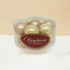 Pezsgőszínű üveg karácsonyi gömb szett havas háttérben, fenyőággal (16×3 cm).