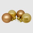 Közelkép fényes és matt pezsgőszínű üveggömbökről fehér háttéren (3 cm).