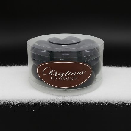 Fekete üveg karácsonyi gömb szett hengeres csomagolásban, hóval díszített háttérrel (16×3 cm).