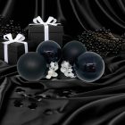 Fényes és matt fekete üvegdíszek fekete ajándékdobozok és dekorációk között (3 cm).