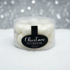 Fehér üveg karácsonyi gömb szett hengeres csomagolásban, havas háttérrel és ezüst dekorációval (16×3 cm).