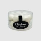 Fehér karácsonyi gömb szett átlátszó hengeres csomagolásban fehér háttérrel (16×3 cm).