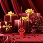 Fényes piros üveg csúcsdísz piros selyem háttér előtt, arany masnis ajándékdobozokkal és piros bogyós ágakkal körülvéve.