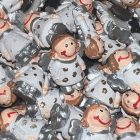 Mosolygós fehér ruhás angyal figurák ezüst szárnnyal, mágnessel a hátoldalukon