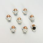 Mosolygós fehér ruhás angyal figurák ezüst szárnnyal, mágnessel a hátoldalukon, fehér háttéren.