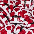 Piros-fehér mikulás kabát formájú öntapadós díszek, fehér háttéren, egy darab hátoldala látható.