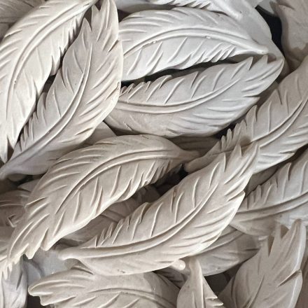 Fehér öntapadós tollfigurák fehér háttéren, több termék egymás mellét