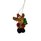 Négy kis rénszarvas figura piros ruhában, zöld fenyőfával és arany akasztóval, fehér háttéren.