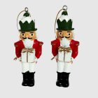 Két darabos diótörő katona szett fehér háttérrel, zöld sapkában és piros kabátban.
