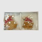 Mézeskalács gnóm díszek 2 darabos dobozban, átlátszó csomagolásban, fehér betéttel.