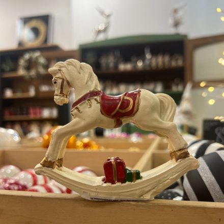 Hintaló, dekoratív háttérrel