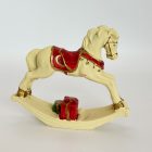 Hintaló, dekoratív háttérrel